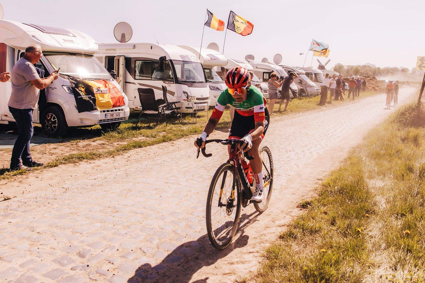 Elisa Longo volando sobre los adoquines de la Paris Roubaix sobre la nueva Domane