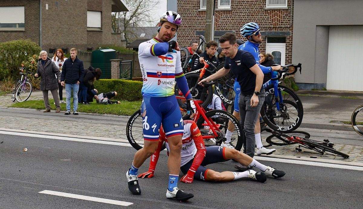Peter Sagan (TotalEnergies) fue uno de las víctimas de las muchas caídas del Tour de Flandes