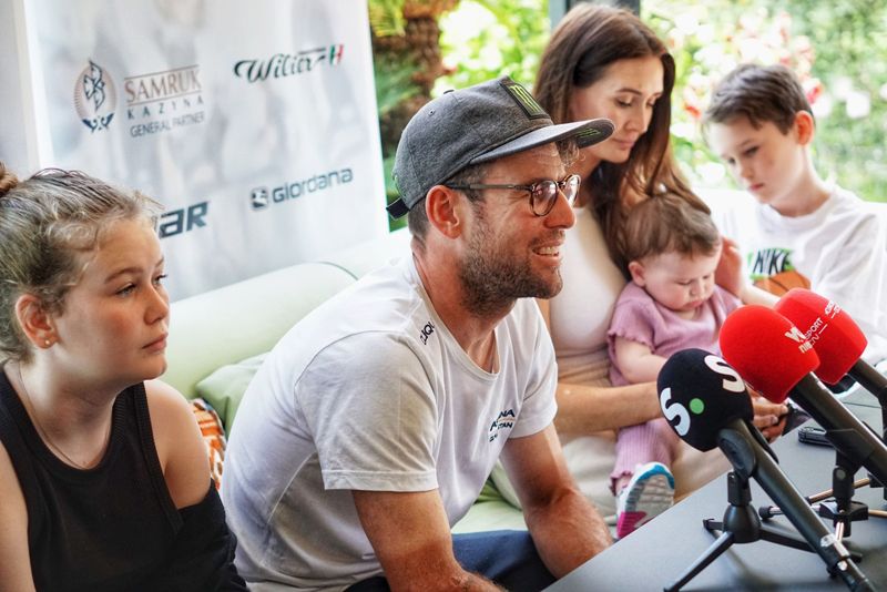 Mark cavendish durante la comparecencia de prensa, acompañado de su mujer y sus hijos