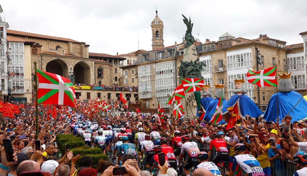 Vitoria lució así de bonita en la salida de la segunda etapa del Tour de Francia