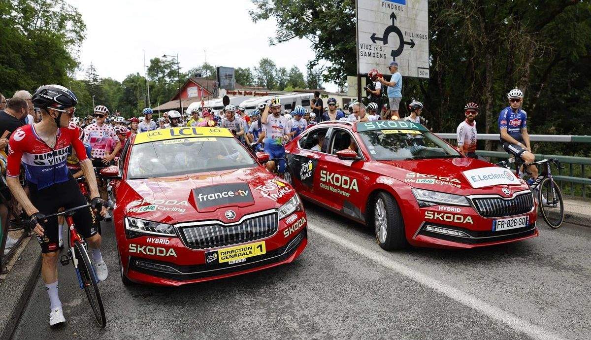 La organización del Tour tuvo que parar la carrera por una caída en el inicio de la etapa