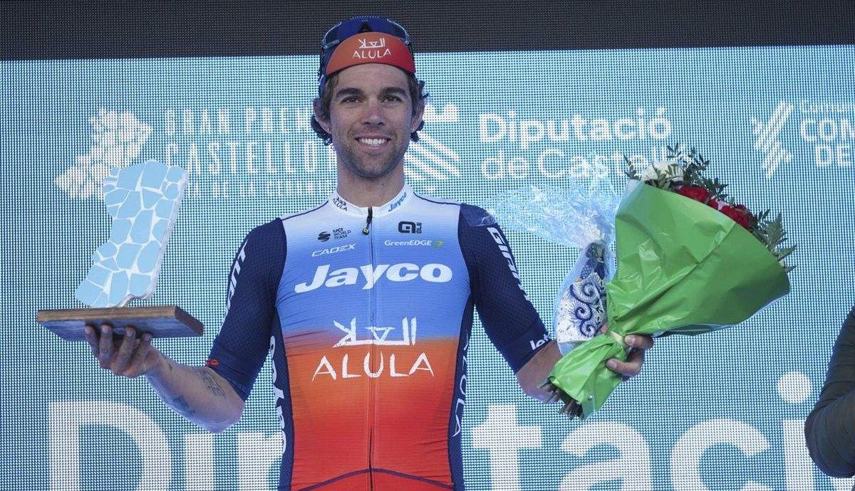 Michael Matthews (Jayco AlUla) subió al podio como vencedor del GP Castellón
