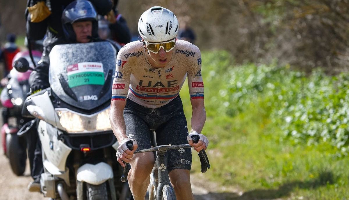 Cabalgada para la historia de Tadej Pogacar (UAE Team Emirates)