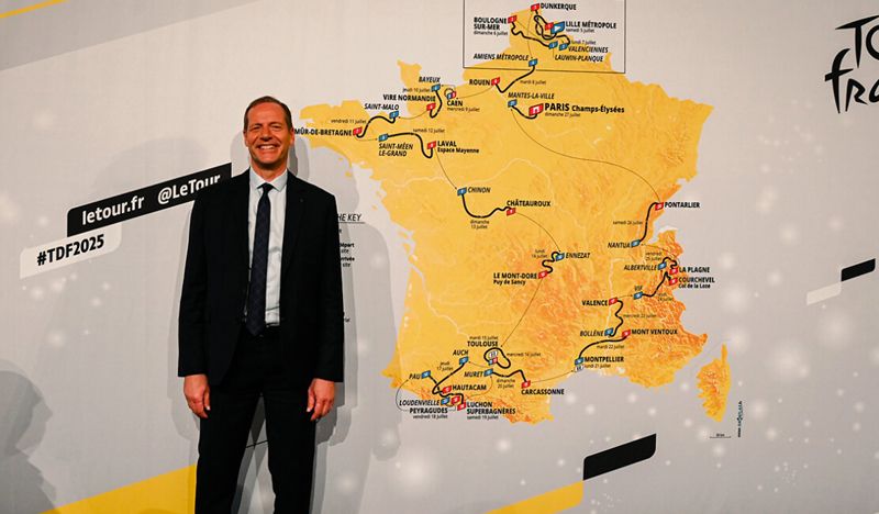 El director del Tour, Christian Prudhomme, posa delante de un cartel con el recorrido de la edición de 2025
