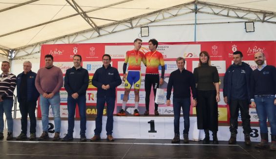 Noval y Rodríguez posan con el maillot de campeón de España. Foto: RFEC