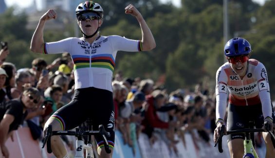Fem van Empel celebra la victoria en Benidorm. Foto: Luis Ángel Gómez/Sprint Cycling Agency