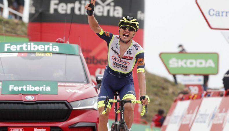 Taaramäe celebrando su victoria en el Picón Blanco, que además le dio el liderato en La Vuelta 2021. Foto Luis Ángel Gómez