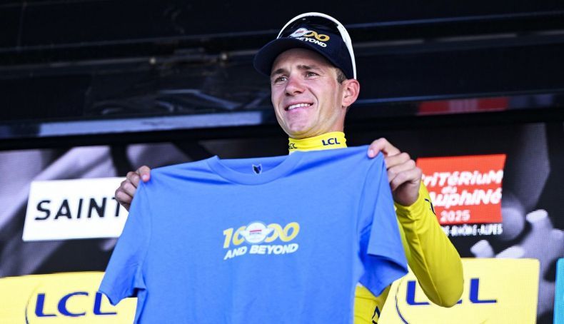 remco evenepoel en el podio del dauphine con una camiseta alusiva a la victoria numero 1 000 en la historia de su equipo 2 790x454