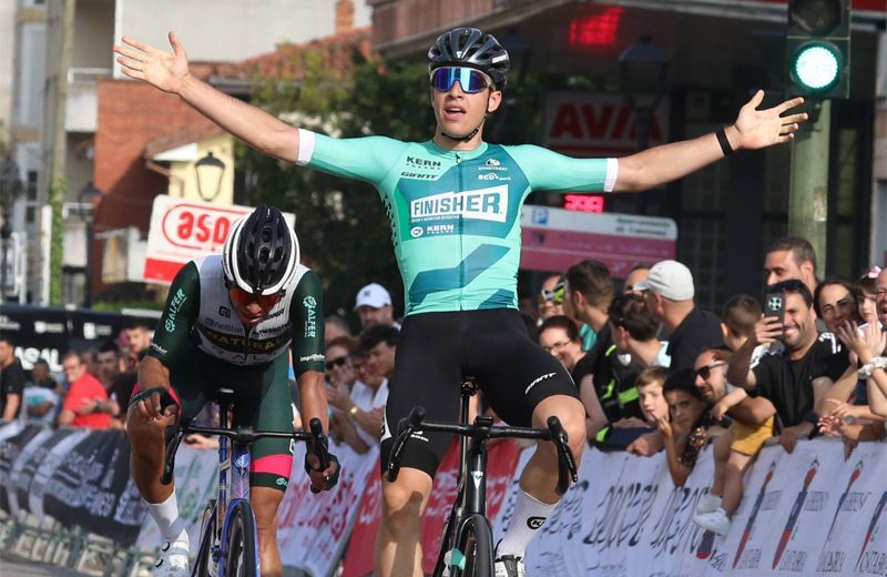 Iker Gómez celebrando su victoria en la primera etapa del Circuito Montañés. Foto Sprint Cycling Agency