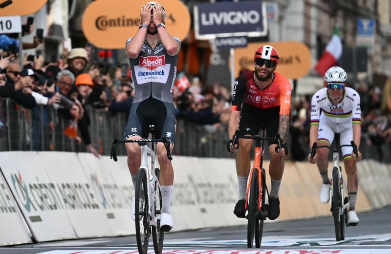 Van der Poel conquistó la Milán   San Remo 2025 superando al sprint a Ganna y Pogacar.