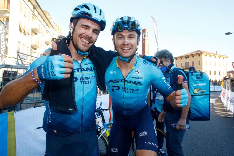 Battistella, junto a Lutsenko, tras cruzar la línea de meta en Bassano del Grappa.