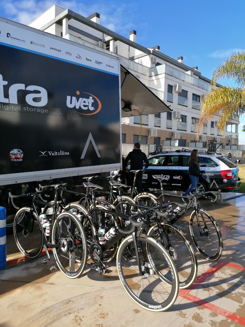 Presentación Kometa-Xstra: primeras fotos de las A Bikes de Basso y Contador Presentación Kometa-Xstra: primeras fotos de las A Bikes de Basso y Contador